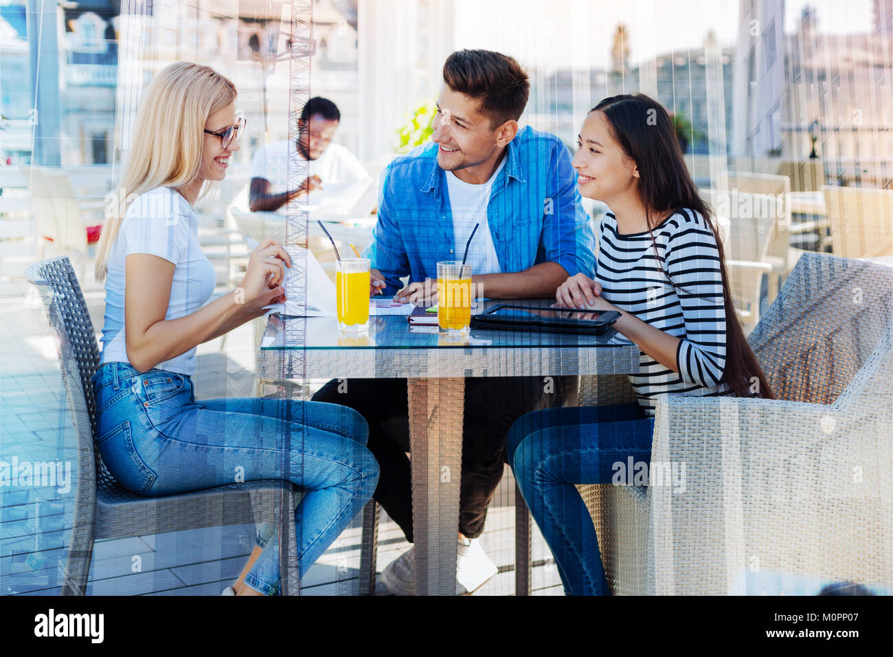 Pretty girl comunicante con i suoi colleghi Foto Stock
