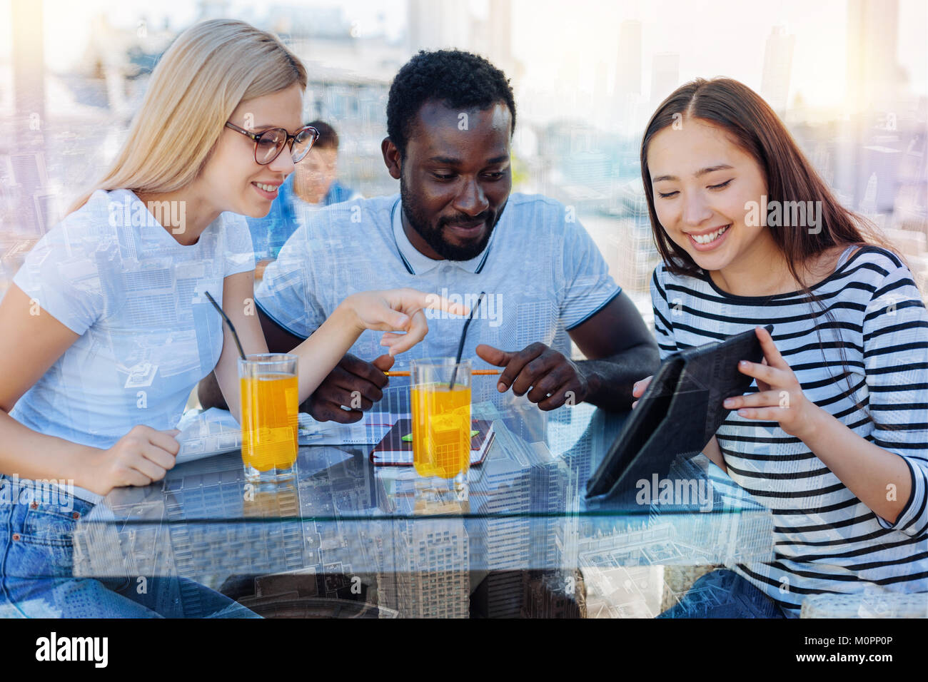 Attento agli studenti di guardare video interessante Foto Stock