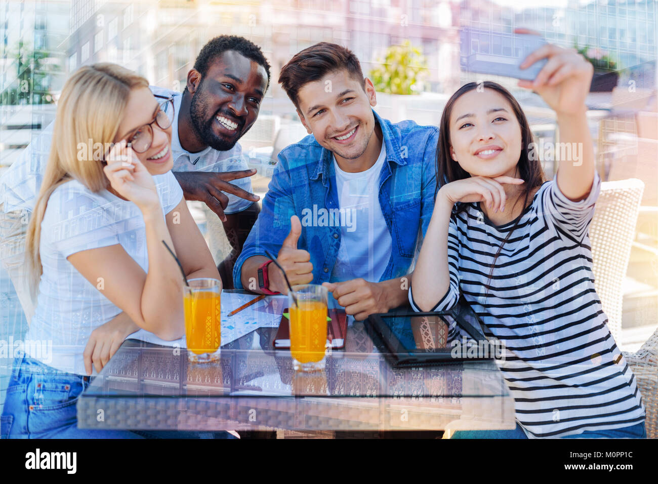 Gruppo di studenti che posano su telecamera Foto Stock