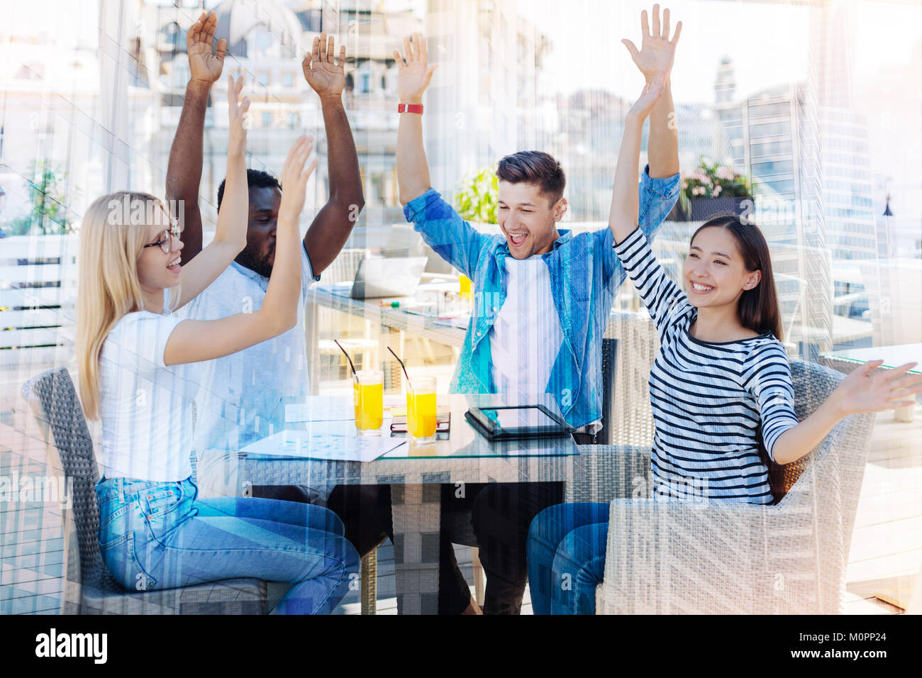 Happy amici seduti nel bar preferito Foto Stock