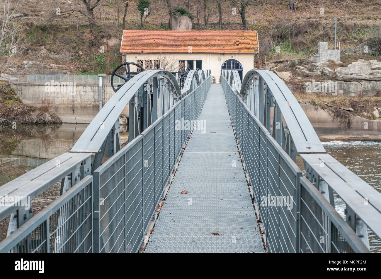 Vecchia centrale idroelettrica con la paratoia 7 in primo piano, fiume Ter, Roda de Ter, Catalogna, Spagna Foto Stock