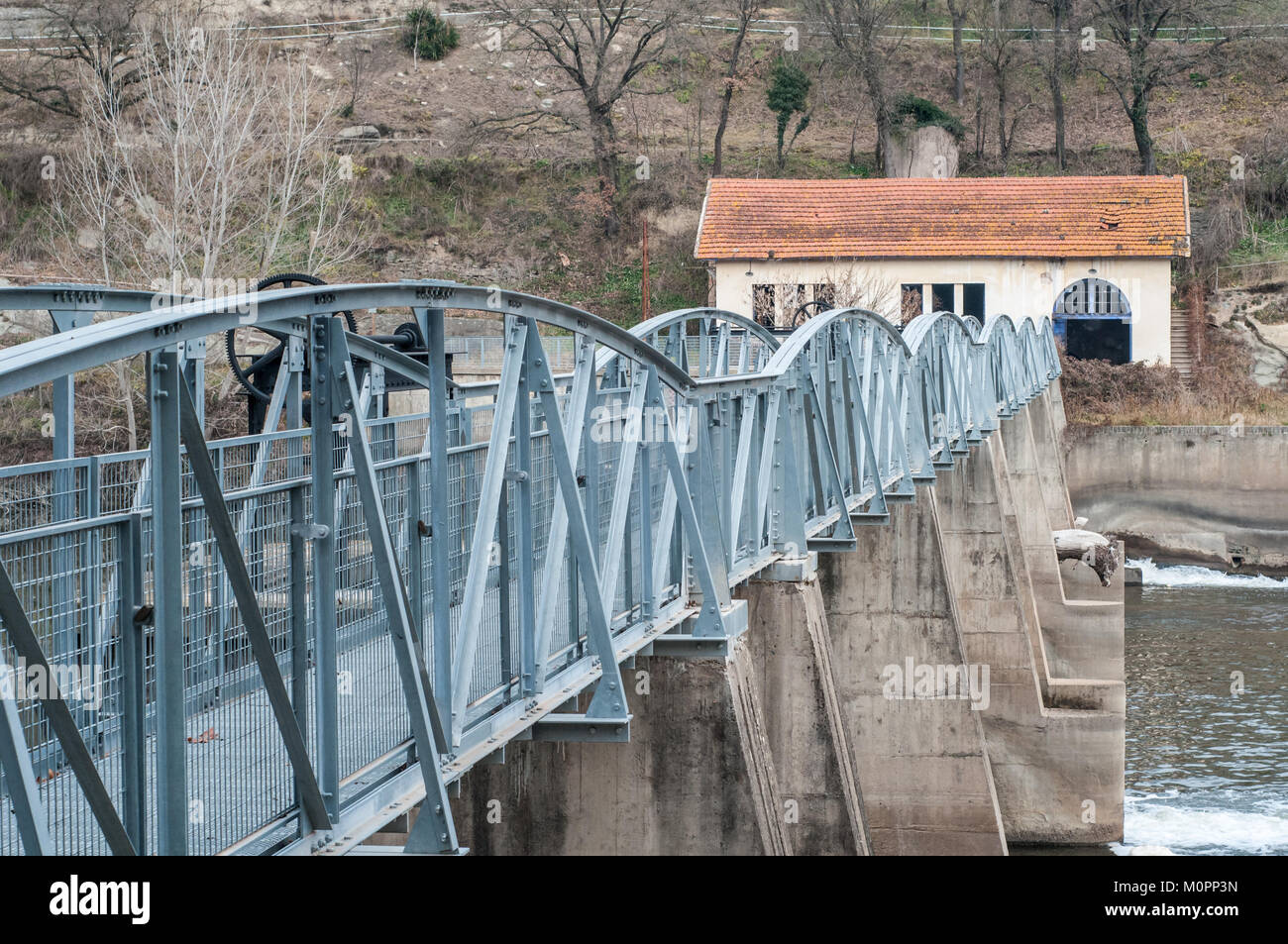 Vecchia centrale idroelettrica con la paratoia 7 in primo piano, fiume Ter, Roda de Ter, Catalogna, Spagna Foto Stock