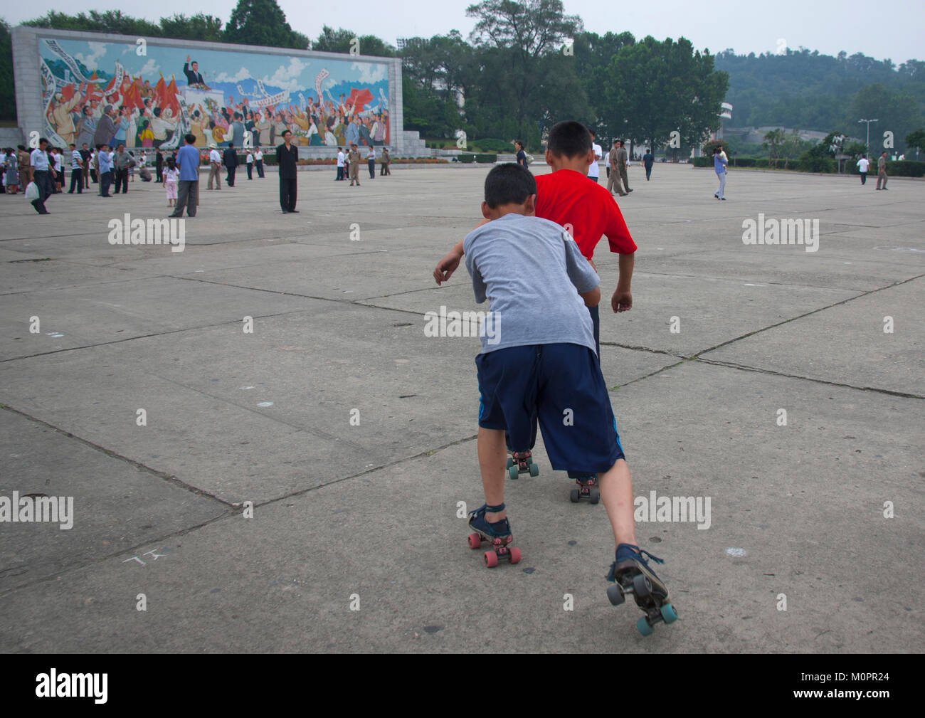 Corea del Nord i bambini pattinaggio in città, provincia di Pyongan, Pyongyang, Corea del Nord Foto Stock