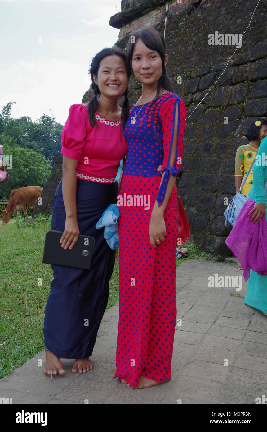 Ritratto di due tradizionalmente condita, piuttosto, giovani donne nella parte anteriore di una antica pagoda di Mrauk U, Stato di Rakhine, Myanmar Foto Stock