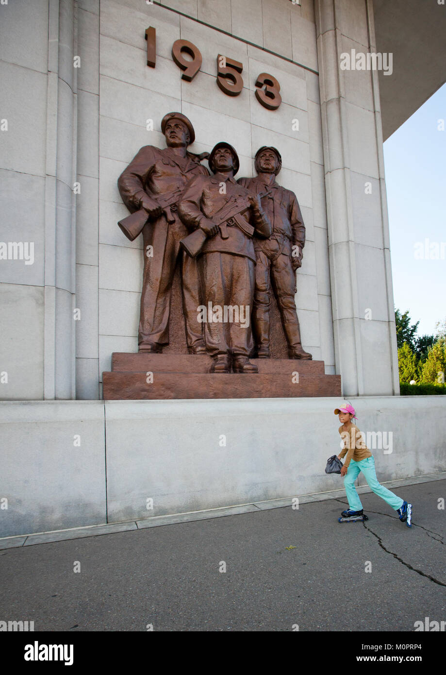 North Korean girl pattinaggio nella parte anteriore del monumento alla patria vittoriosa guerra di liberazione museum, Provincia di Pyongan, Pyongyang, Corea del Nord Foto Stock