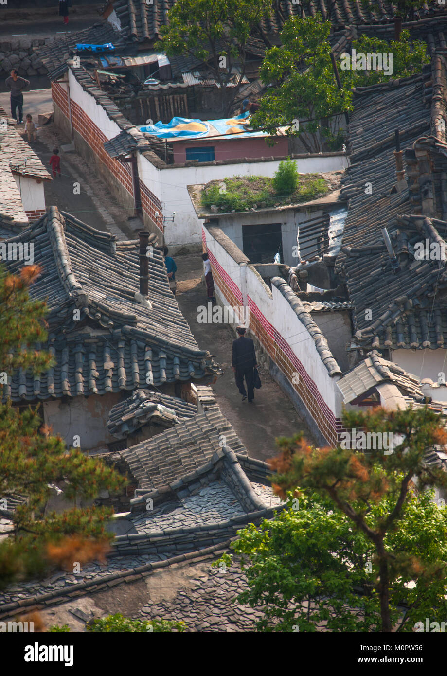 Elevato angolo di visione del coreano case nella città vecchia, Nord provincia Hwanghae, Kaesong, Corea del Nord Foto Stock