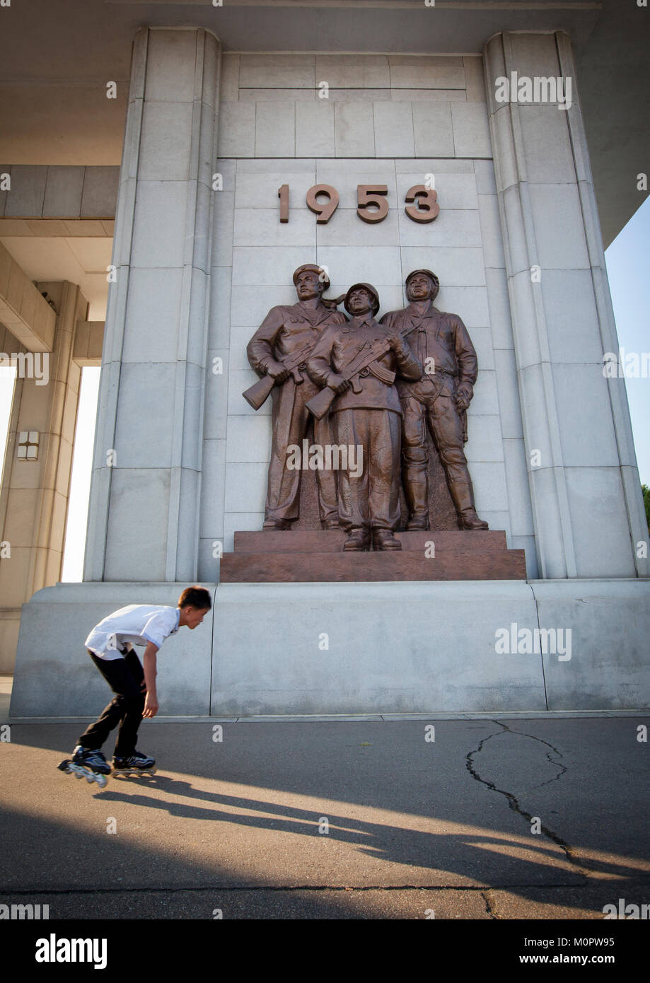 Corea del Nord ragazzo adolescente pattinaggio nella parte anteriore del monumento alla patria vittoriosa guerra di liberazione museum, Provincia di Pyongan, Pyongyang, Corea del Nord Foto Stock