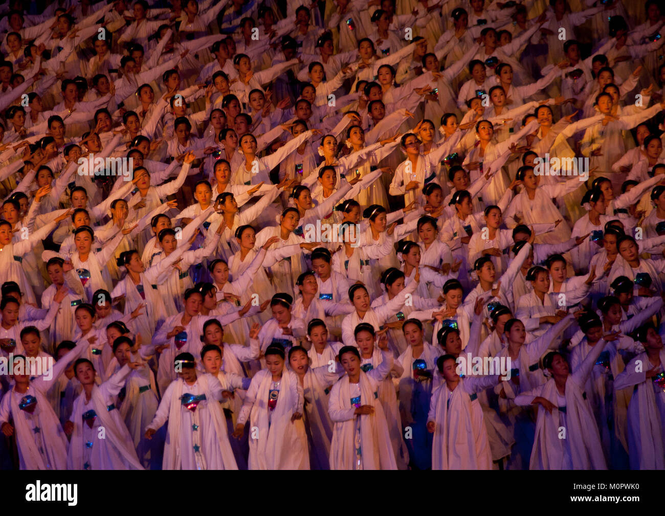 A nord le donne coreane in ballo choson-ot durante l'Arirang giochi di massa nel giorno di maggio stadium, Provincia di Pyongan, Pyongyang, Corea del Nord Foto Stock