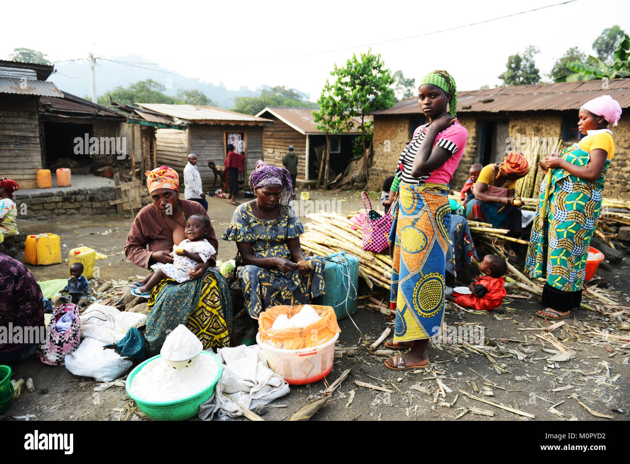 Un mercato rurale nell est del Congo. Foto Stock
