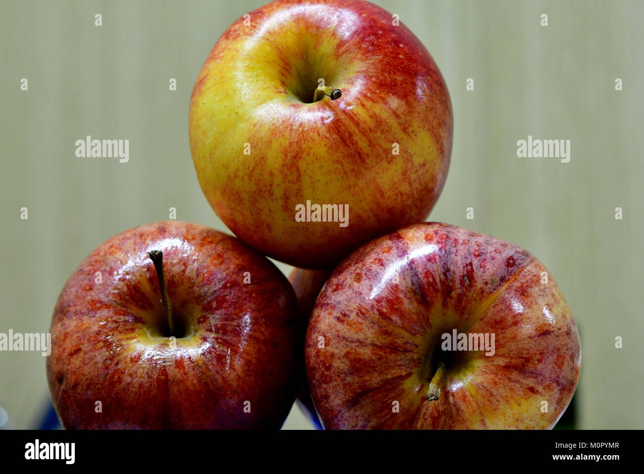 Frutto Rosso mela e melograno sul display in foto macro Foto Stock