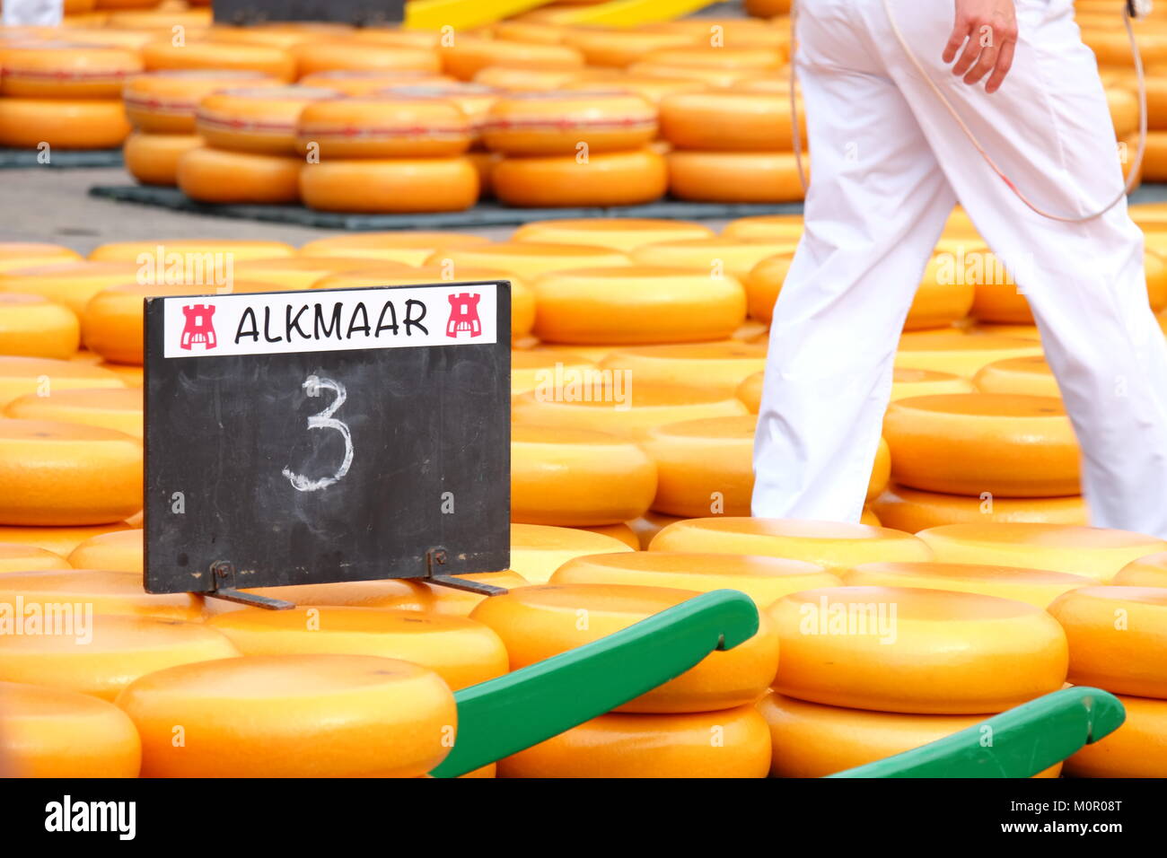Il formaggio delle ruote sul display al mercato del formaggio di Alkmaar Foto Stock