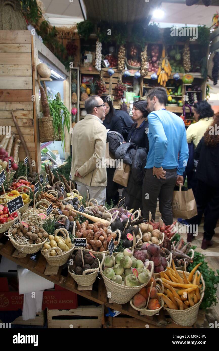 23 gennaio 2018 - 23 gennaio (Madrid) Il centro municipale conferenze ospita i migliori rappresentanti internazionali di avanguardie culinarie dal 22 al 24 gennaio, durante la sedicesima edizione di Reale Seguros Madrid Fusion.Durante i tre giorni intensi in cui avranno luogo diverse conferenze, workshop e dimostrazioni di cottura affronterà i più innovativi di sapori, consistenze e tecniche, ma anche per discutere di temi come l'influenza di applicazioni, le reti sociali e le pagine web specializzata nei rapporti tra i clienti, ristoranti e chef.oltre cento cuochi, 60 live cu Foto Stock