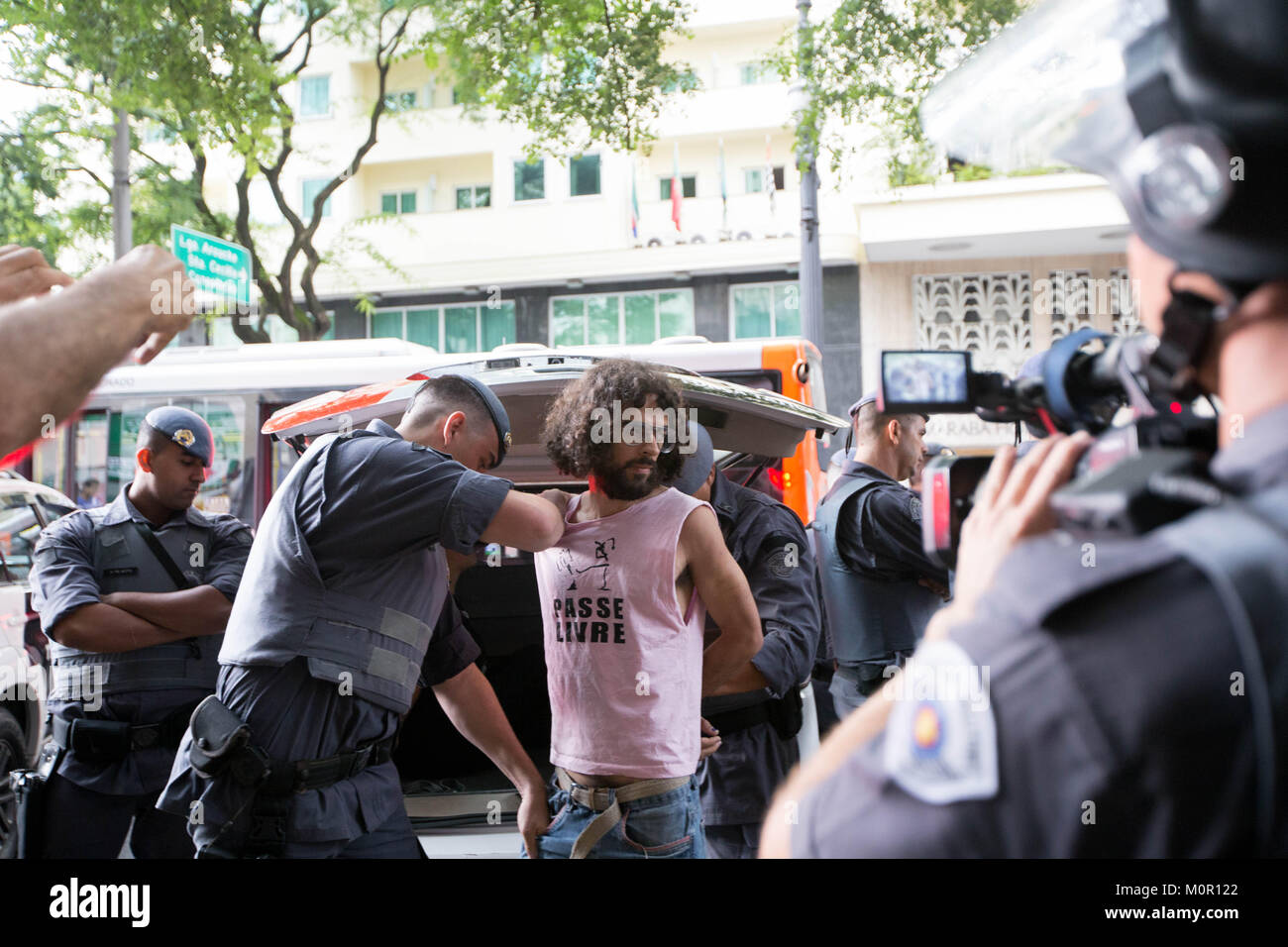 Sao Paulo, Sao Paulo, Brasile. 23 gen 2018. Protester è arrestato durante la manifestazione contro l'aumento di autobus, treno e metropolitana biglietti, organizzato da MPL - Libero movimento di passata, nel centro di SÃ£o Paulo, Brasile martedì (23). Polizia bombe usati per disperdere i manifestanti. Credito: Paulo Lopes/ZUMA filo/Alamy Live News Foto Stock