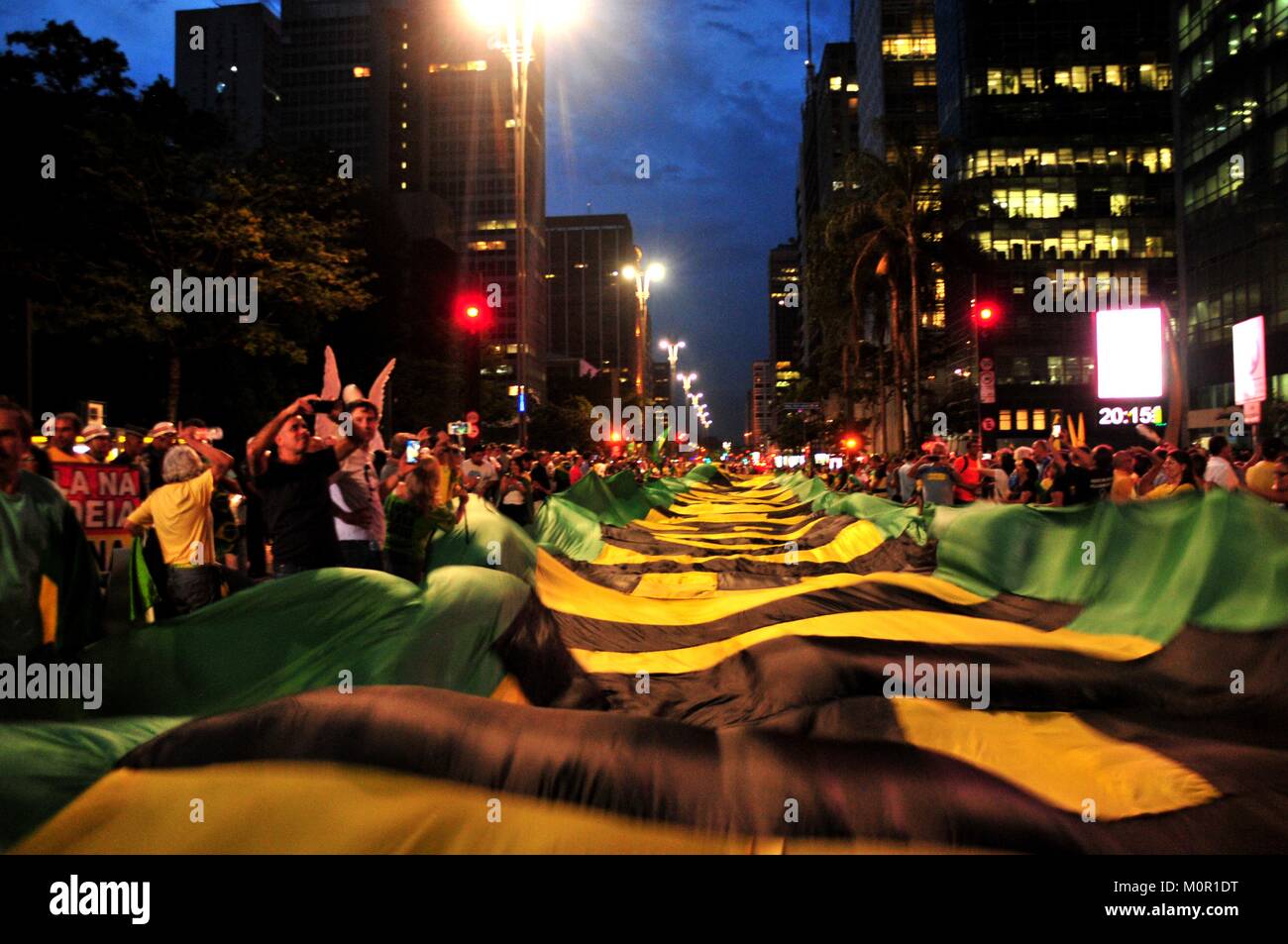Sao Paulo, Brasile, 23 Gennaio 2018 - migliaia di manifestanti sono andati a Avenida Paulista in São Paulo in difesa della Giustizia brasiliano. L'atto è avvenuto alla vigilia della prova dell ex Presidente Luis Inacio Lula da Silva. Credito: Camila Turriani/Alamy Live News Foto Stock
