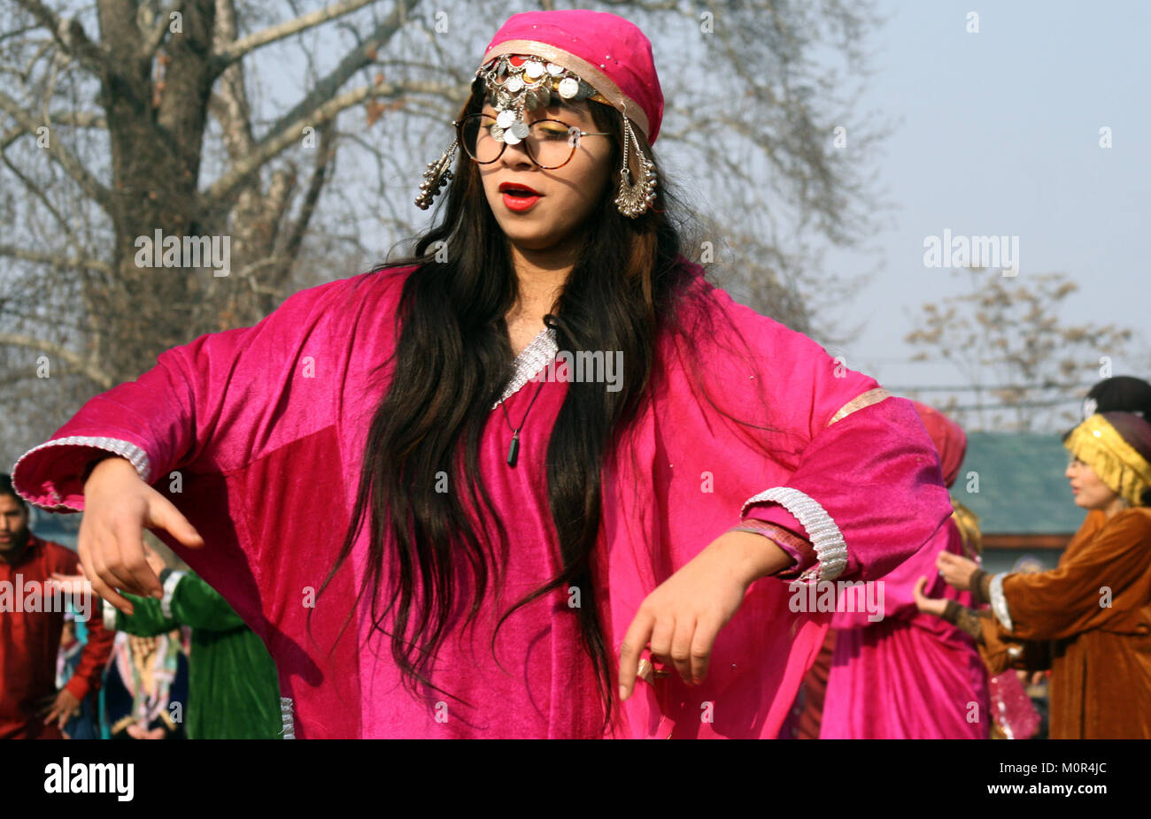 Srinagar Kashmir .24.Gennaio .Una delle ragazze del Kashmir ballare durante una prova per la per la Repubblica indiana parata del giorno dentro uno stadio .India celebrerà la sua sessantanovesima il giorno della Repubblica il 26 gennaio del credito: sofi suhail/Alamy Live News Foto Stock