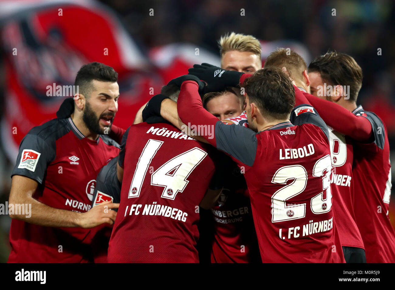 Norimberga, Germania. 23 gen 2018. FC Norimberga giocatori celebrando Edgar Salli la rigatura del 2:2 di un equalizzatore durante il tedesco della seconda divisione della Bundesliga partita di calcio tra 1. FC Norimberga e Jahn Regensburg in Max Morlock stadium in Nuremberg, Germania, 23 gennaio 2018. Credito: Daniel Karmann/dpa/Alamy Live News Foto Stock