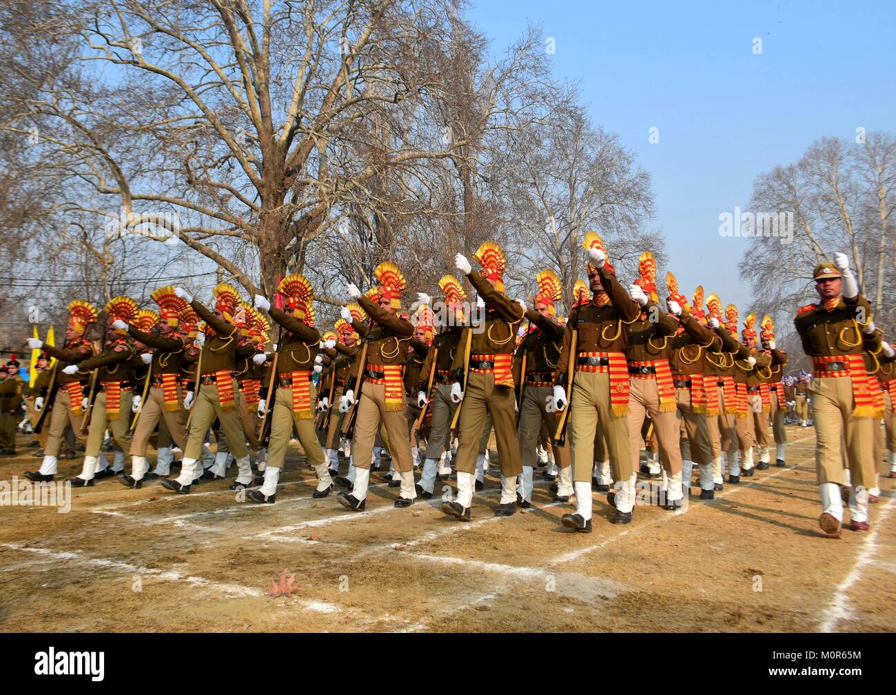 Srinagar Kashmir. 24 gen 2018. I soldati indiani marzo durante una piena prova generale per il giorno della Repubblica sfilata a Srinagar, Kashmirn somministrato il Kashmir. Piena prova generale della sfilata è stato tenuto presso la Sher ""e""Kashmir stadium di oggi. La sicurezza è stata extra tenuta ordinariamente in città per sventare possibili scioperi da anti- India ribelli in occasione dell India del 69Il giorno della Repubblica. Credito: Saqib Majeed/SOPA/ZUMA filo/Alamy Live News Foto Stock