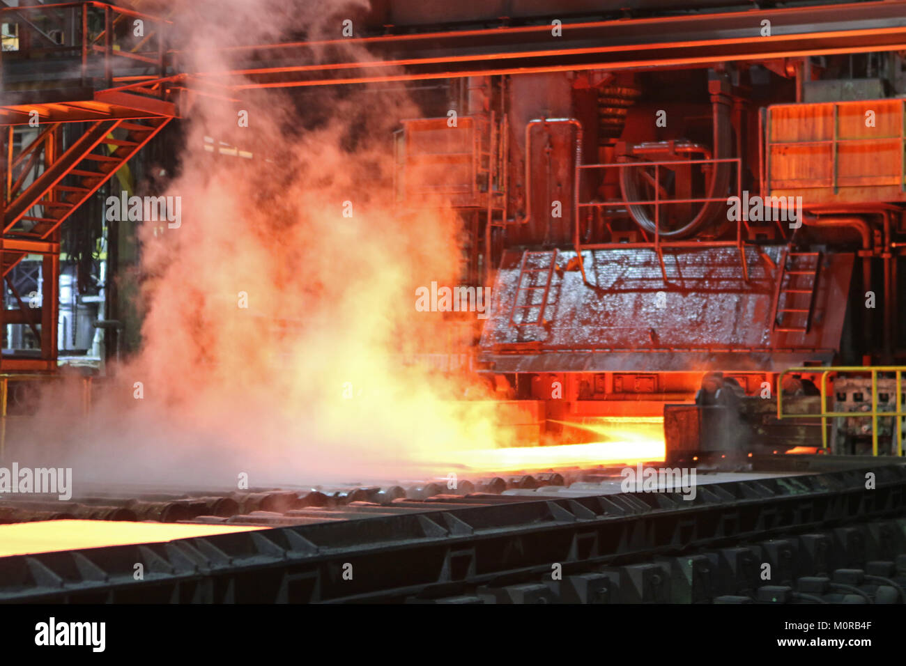 Un incandescente trave di acciaio giace su di una linea di laminazione al laminatoio di Ilsenburg Grobblech azienda in Ilsenburg, Germania, 24 gennaio 2018. La società di Salzgitter AG è di andare a investire 150 milioni di euro in una nuova linea di trattamento termico nei prossimi anni. Il nuovo investimento è quello di essere messo in funzione nel 2020. Foto: Matthias Bein/dpa-Zentralbild/ZB Foto Stock