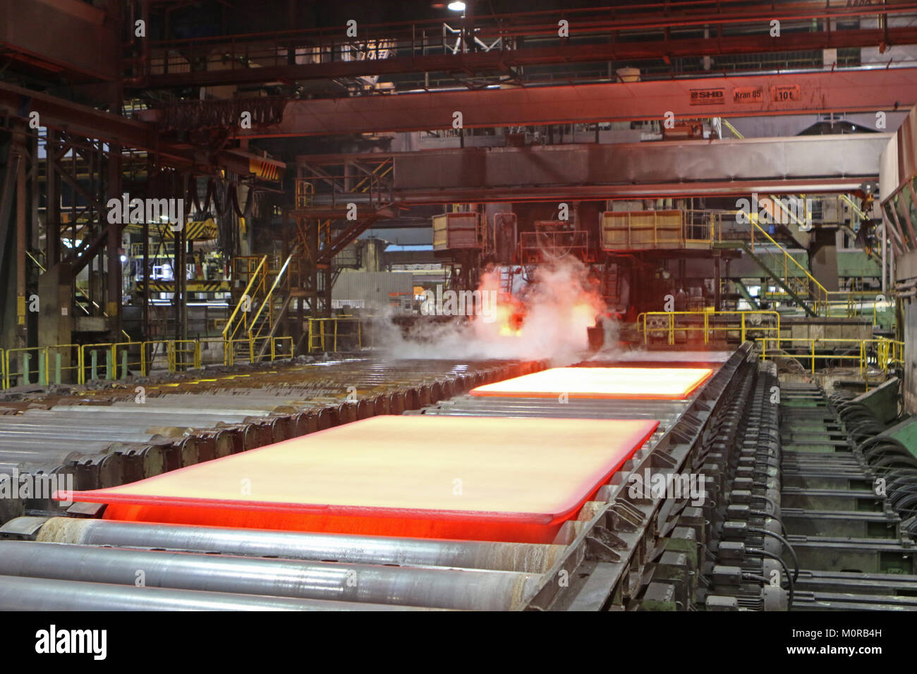 Un incandescente trave di acciaio giace su di una linea di laminazione al laminatoio di Ilsenburg Grobblech azienda in Ilsenburg, Germania, 24 gennaio 2018. La società di Salzgitter AG è di andare a investire 150 milioni di euro in una nuova linea di trattamento termico nei prossimi anni. Il nuovo investimento è quello di essere messo in funzione nel 2020. Foto: Matthias Bein/dpa-Zentralbild/ZB Foto Stock