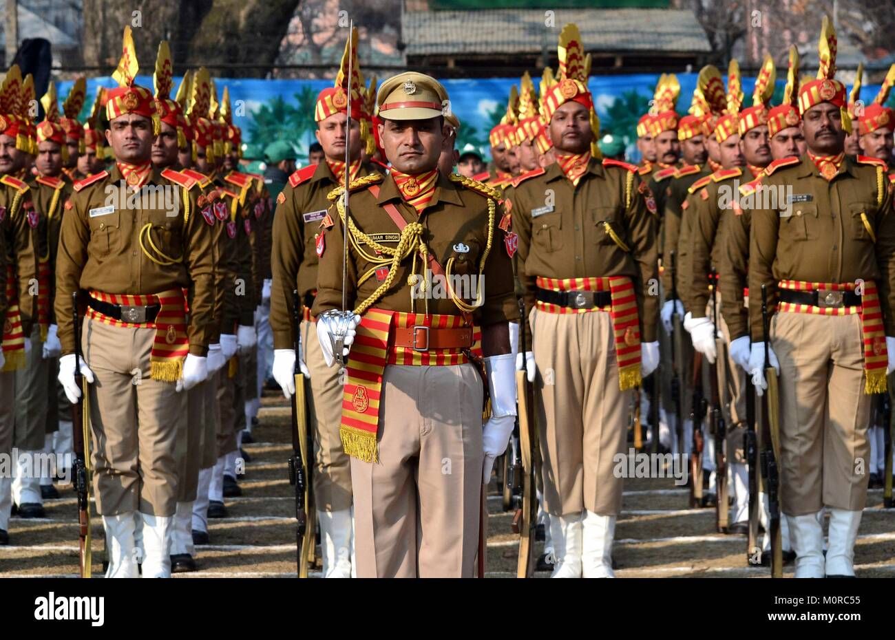 Srinagar, India. 24 gen 2018. Indian poliziotti di prendere parte alle prove generali per la prossima Repubblica indiana parata del giorno a Srinagar, Indiano Kashmir amministrato. Piena prova generale della sfilata è stato tenuto presso la Sher ""e""Kashmir stadium di oggi. La sicurezza è stata extra tenuta ordinariamente in città per sventare possibili scioperi da anti- India ribelli in occasione dell India del 69Il giorno della Repubblica. Credito: Saqib Majeed/SOPA/ZUMA filo/Alamy Live News Foto Stock