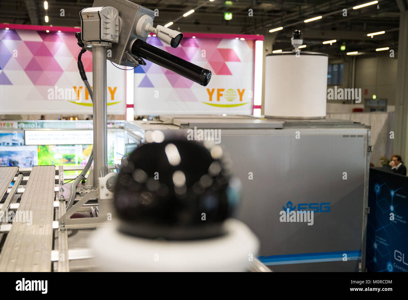 Una videocamera di sorveglianza (anteriore), un segnale GPS differenziale posteriore (L) e un radar di ritorno (R) sono fissati al tetto del mobile sistema di rilevamento per la difesa di fuchi al Elektroniksystem- und Logistik (ESG) (lit. electronicsystem e logistiscs) azienda stand alla protezione perimetrale fiera di Norimberga, Germania, 16 gennaio 2018 Foto: Daniel Karmann/dpa Foto Stock