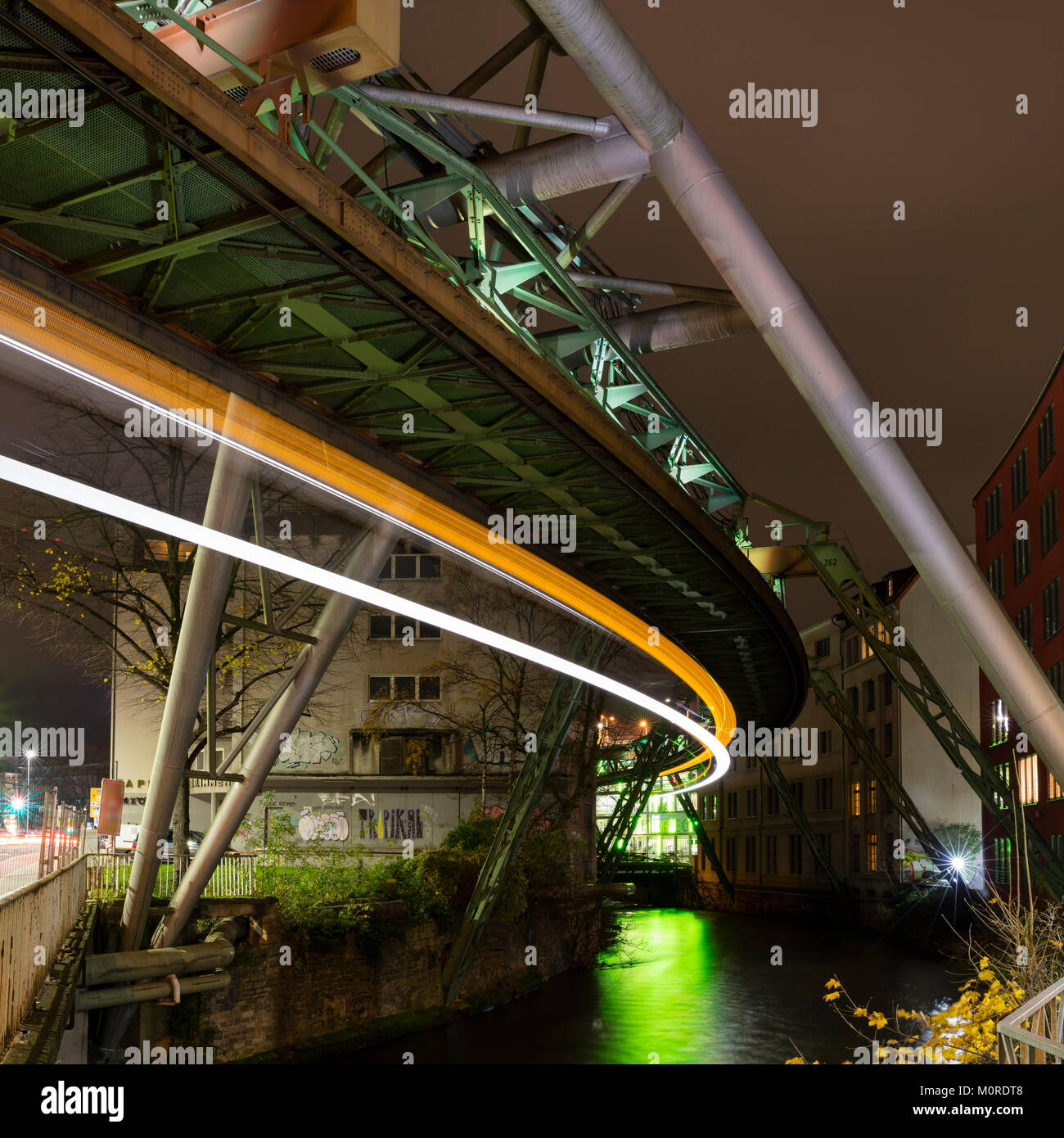 Germania, Wuppertal, illuminate linee aeree ferroviarie, la struttura di supporto, sentieri di luce Foto Stock