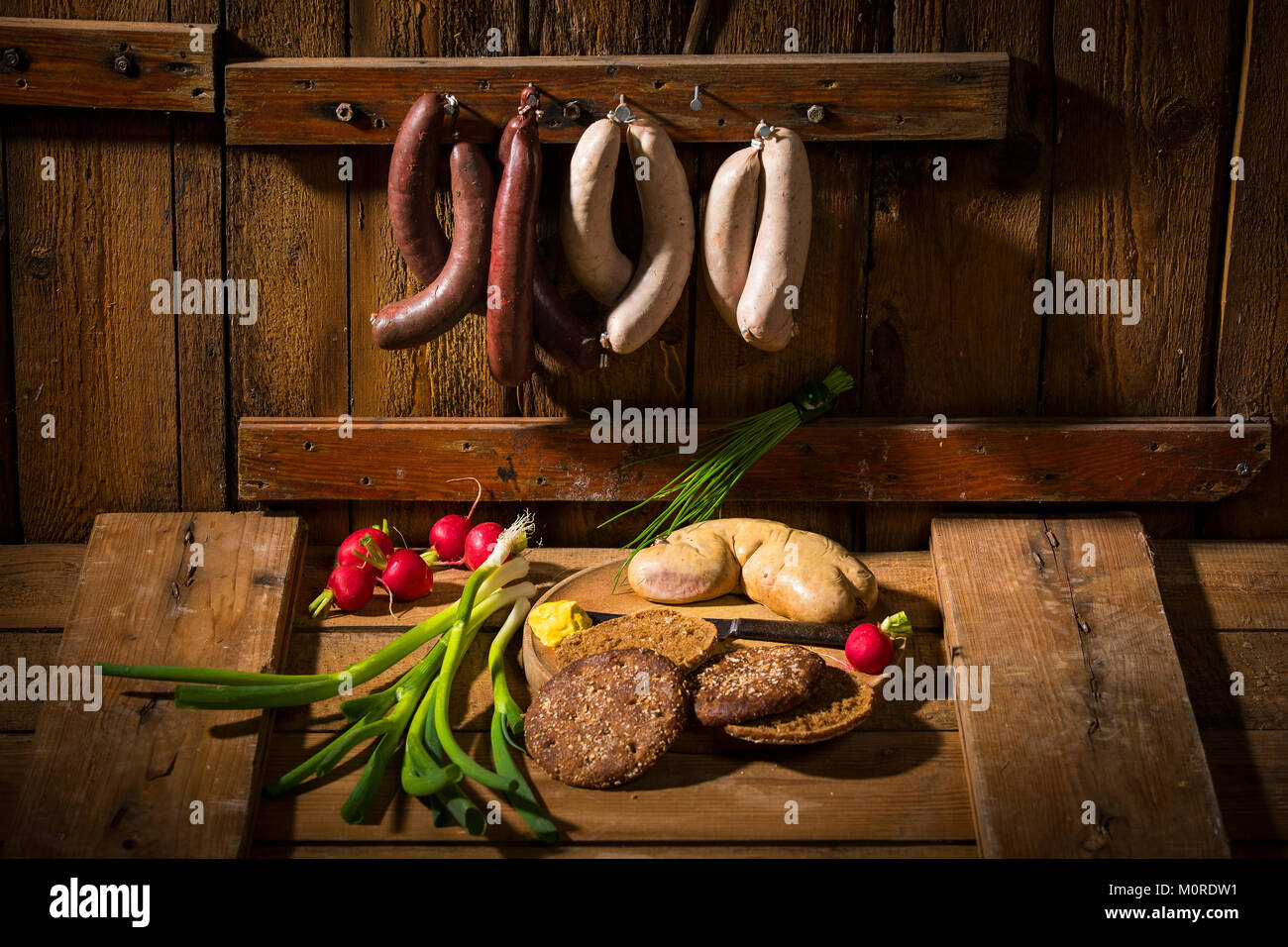 Salsiccia di fegato di maiale, salsicce di sangue, cipolline, rosso ravanello, erba cipollina, senape, pane Foto Stock