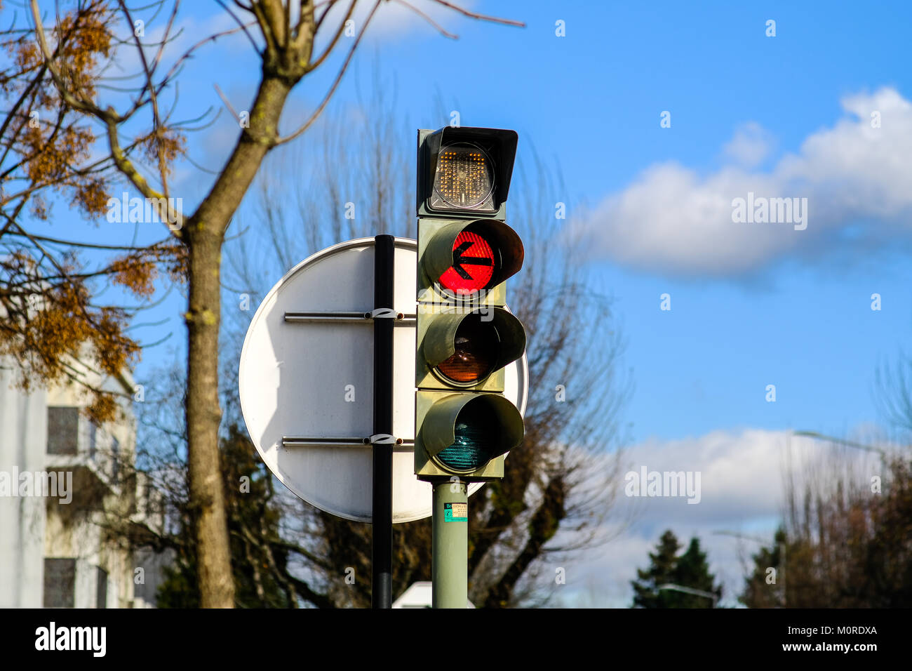 Semaforo contro il cielo blu con nuvole Foto Stock