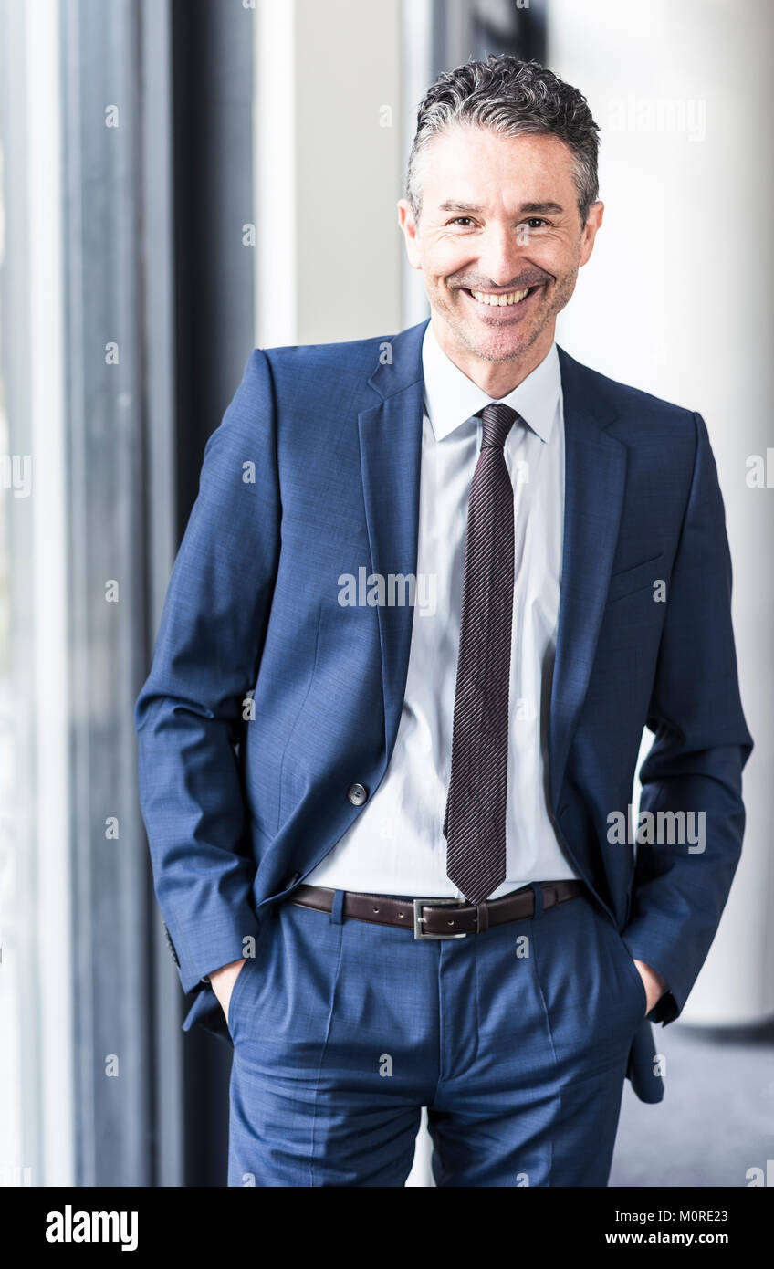 Ritratto di imprenditore sorridente in ufficio Foto Stock