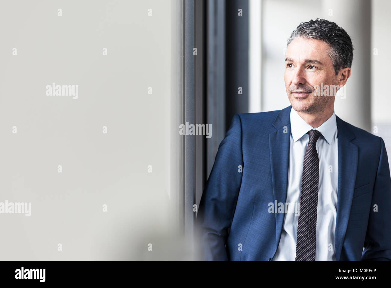 Ritratto di imprenditore sorridente in ufficio Foto Stock