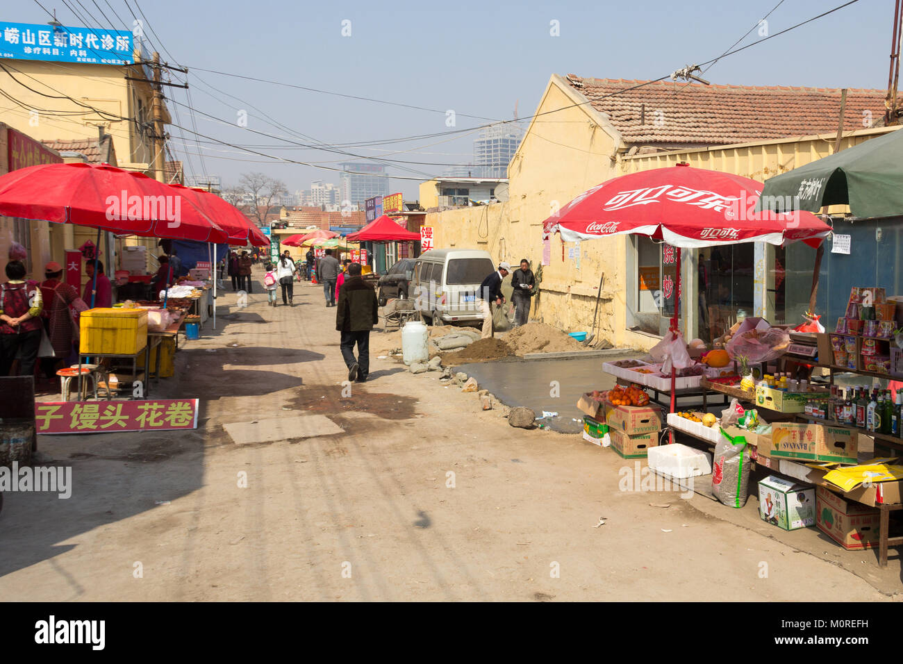 Marzo 2014 - Qingdao, Cina - Vita quotidiana scena nel quartiere povero di Shandongtou Foto Stock