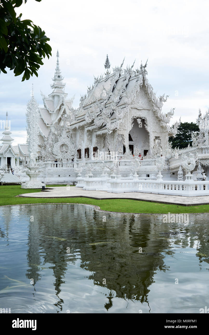 Wat Rong Khun o tempio bianco, tempio buddista, Chiang Rai, Thailandia. Foto Stock