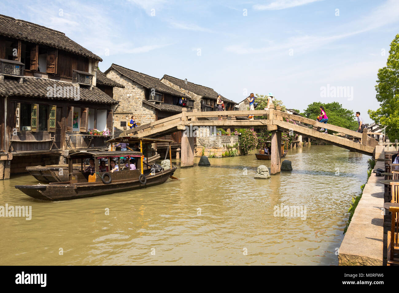 Maggio 2013 - Wuzhen, Cina - Wuzhen è uno dei più famosi villaggi di acqua non lontano da Hangzhou, qui affollate di turisti durante il mese di aprile il cinese holi Foto Stock