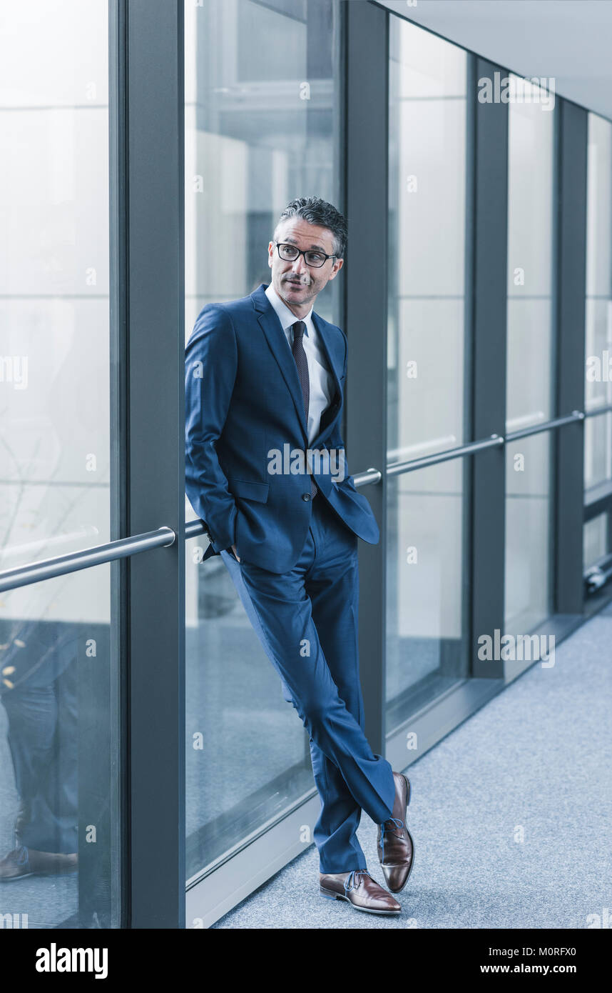 Imprenditore in piedi sul pavimento di office Foto Stock