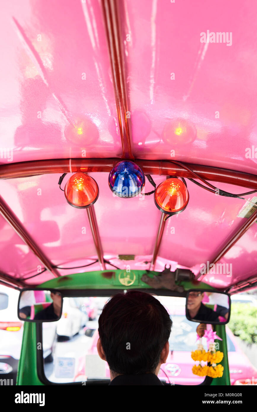 Break luci attivate nella parte superiore di un tuk-tuk veicolo durante la guida attorno a Bangkok, Thailandia. Foto Stock