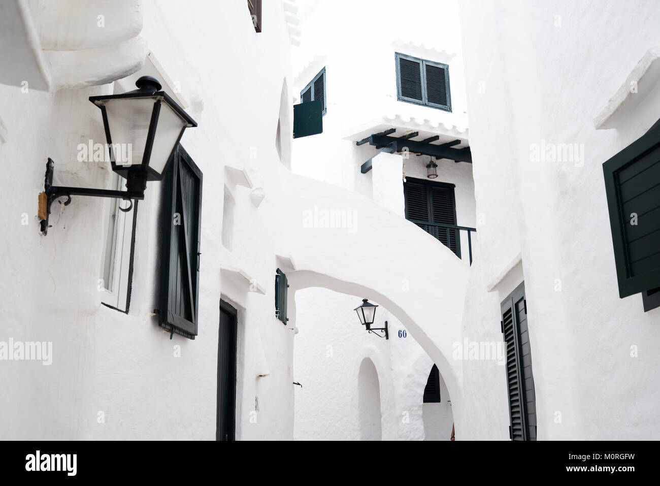 Dettagli casa in bianco tradizionale piccolo villaggio Binibequer Vell situato in Menorca, isole Baleari, Spagna. Foto Stock
