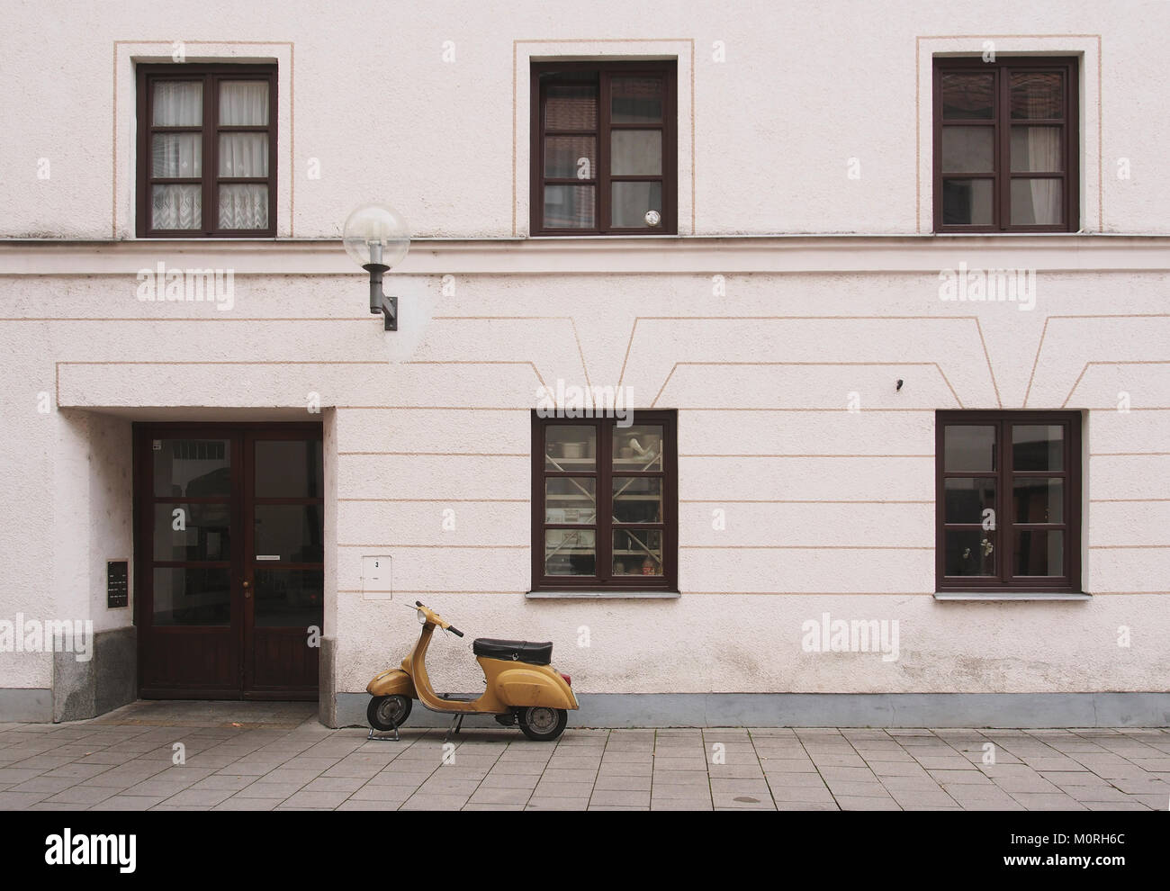 Monaco di Baviera, Germania - 2016 dicembre 4 : giallo scooter parcheggiato di fronte ad un edificio bianco Foto Stock