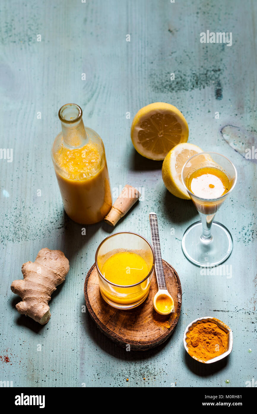 Detox drink, zenzero, limone e arancia con curcuma e peperoncino in polvere Foto Stock