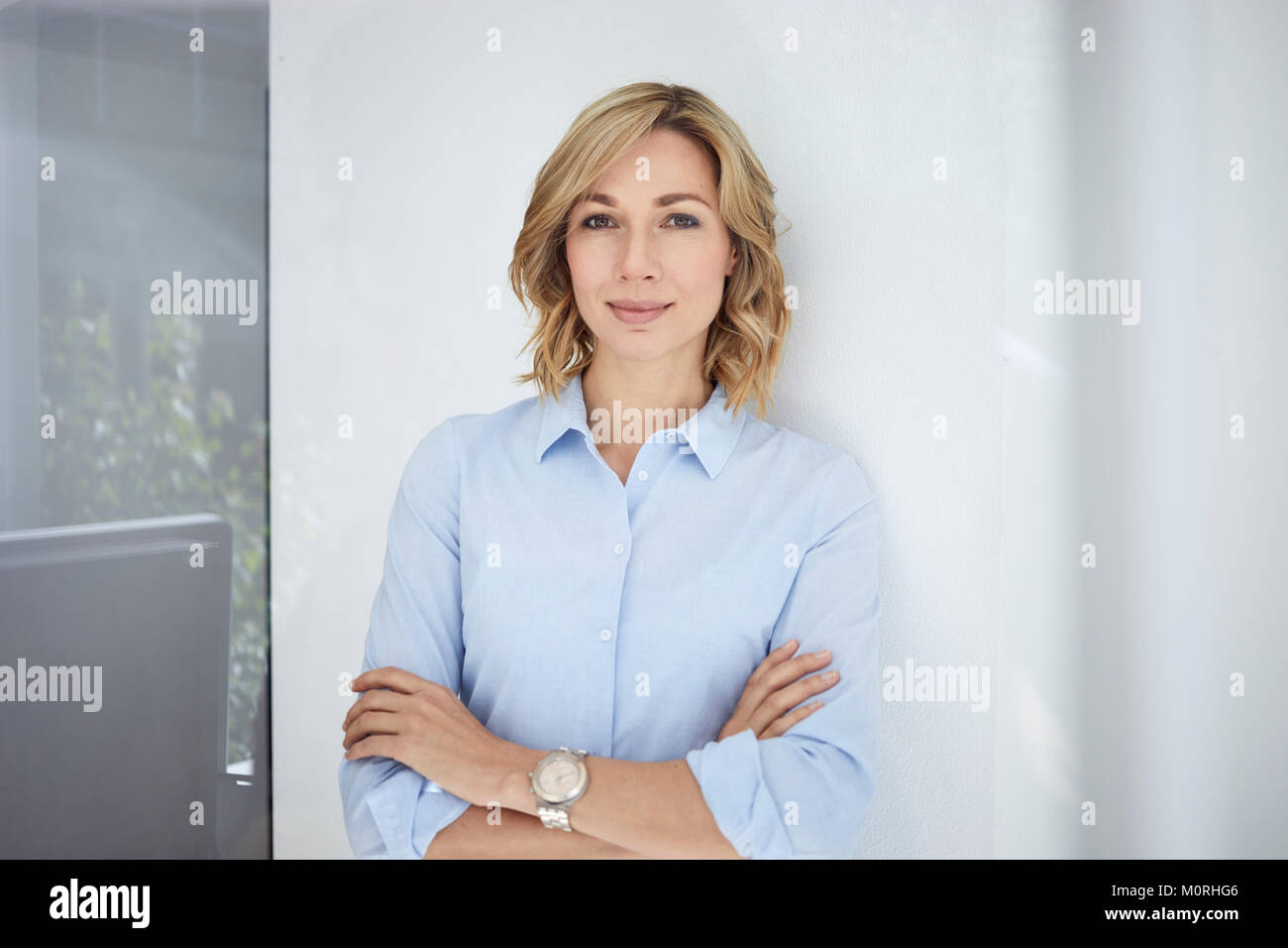 Ritratto di donna bionda, business donna, azzurro camicetta Foto Stock
