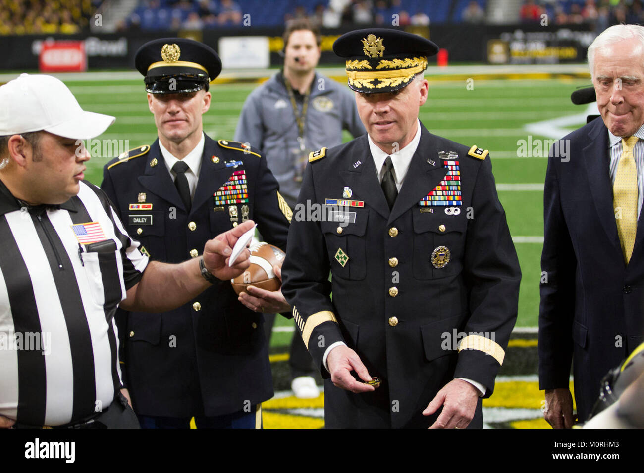 Gen. David G. Perkins, comandante generale, U.S. Esercito di formazione e la dottrina che il comando mantiene la moneta che verrà utilizzato nell'apertura coin toss di U.S. Esercito ciotola All-American Gennaio 6, 2018 al Alamodome a San Antonio, Texas. La ciotola All-American è la nazione di premier high school del gioco del calcio, che serve come il nobile trampolino di lancio per il futuro dell'America ha college e la National Football League stelle. (U.S. Esercito Foto Stock