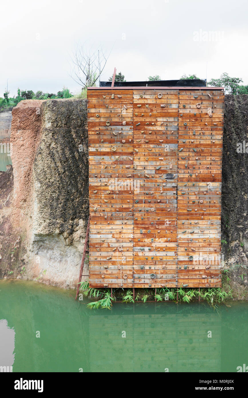 Telaio completo colpo di una parete da arrampicata situato su una roccia di un parco acquatico center. Foto Stock