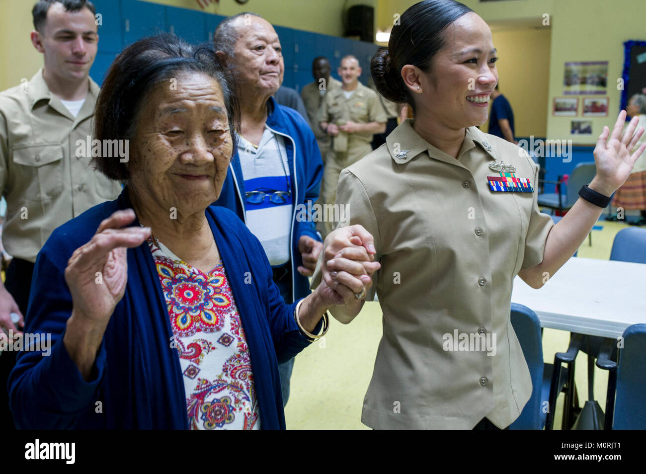 GUAM (GEN. 9, 2018) Ospedale Corpsman 2a classe Charmaine Cruz, nativo di Chesapeake, Virginia, assegnato all'assalto anfibio nave USS America (LHA 6), balli con un residente presso la Catholic Social Service Adult Day Care Center durante una comunità di un progetto di servizio. America, parte dell'America anfibio gruppo pronto, con avviato xv Marine Expeditionary Unit, è operativo in Indo-Asia-regione del Pacifico per rafforzare i partenariati e servire come una pronta risposta in vigore per qualsiasi tipo di emergenza. (U.S. Navy Foto Stock
