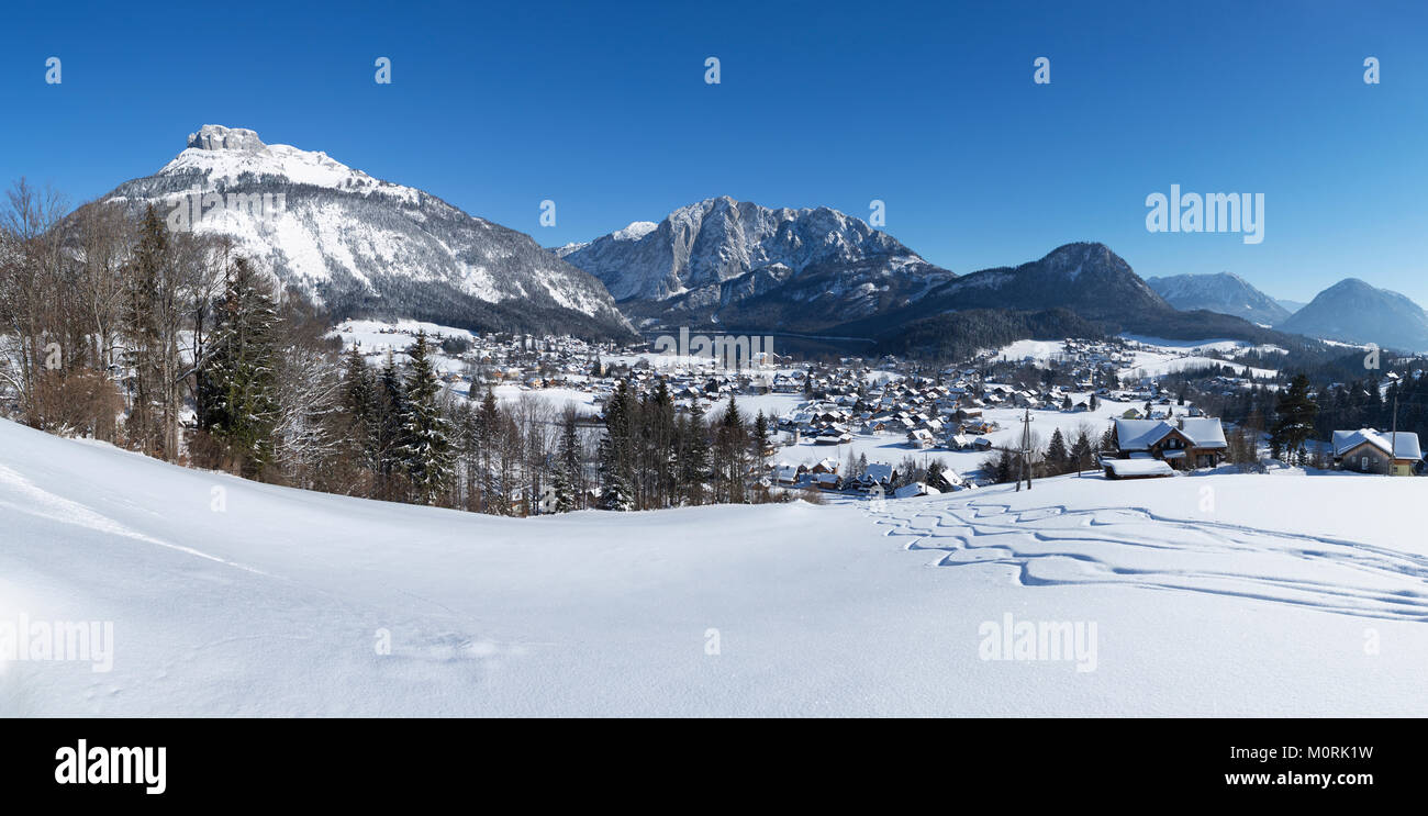 L'Austria, la Stiria, Salzkammergut, Altaussee, perdente di montagna a sinistra, Trisselwand in inverno Foto Stock
