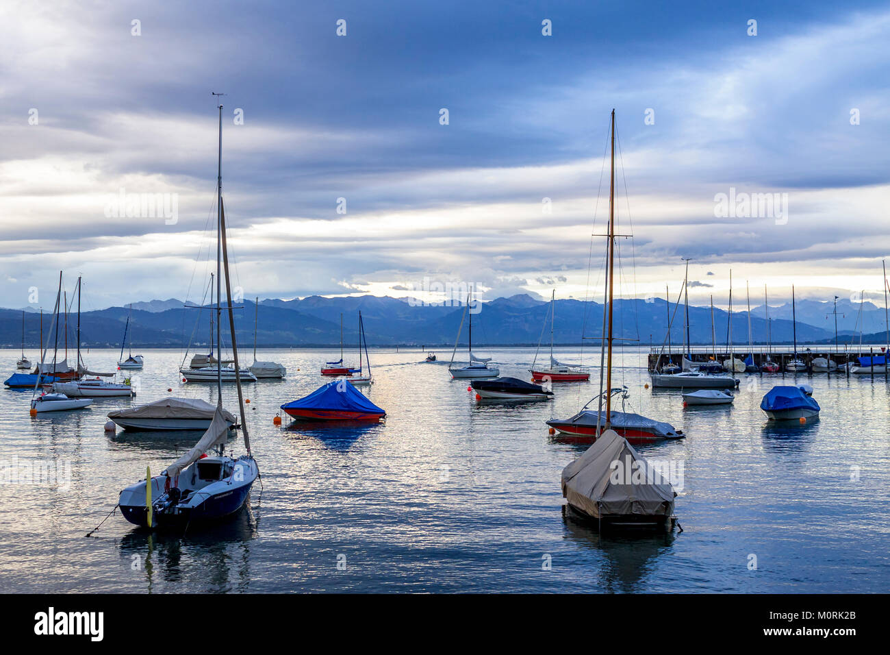 Germania Baden-Wuerttemberg, Lago di Costanza, Wasserburg, porto con barche a vela di sera Foto Stock