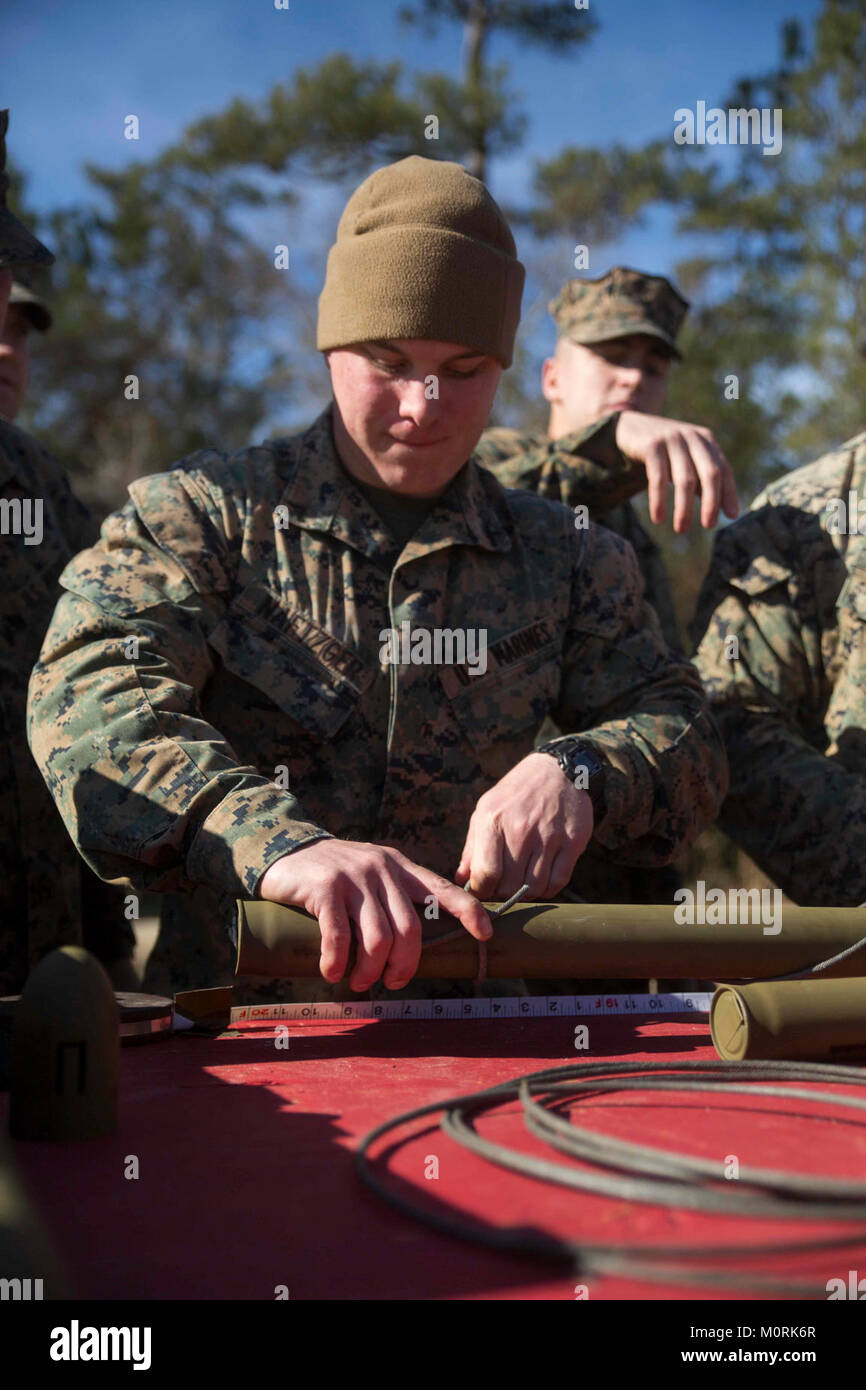 Pfc. Jermey Naftzger avvolge il cavo di detonazione intorno a una carica esplosiva tubo durante un intervallo di demolizione di Camp Lejeune, N.C., gen. 16, 2018. La gamma permette di Marines per vedere gli effetti di ingegnere di combattimento delle operazioni e il modo in cui creare la mobilità per le unità di fanteria. Naftzger è un ingegnere di combattimento con Alfa Company, 2a combattere l'Ingegnere battaglione. (U.S. Marine Corps Foto Stock