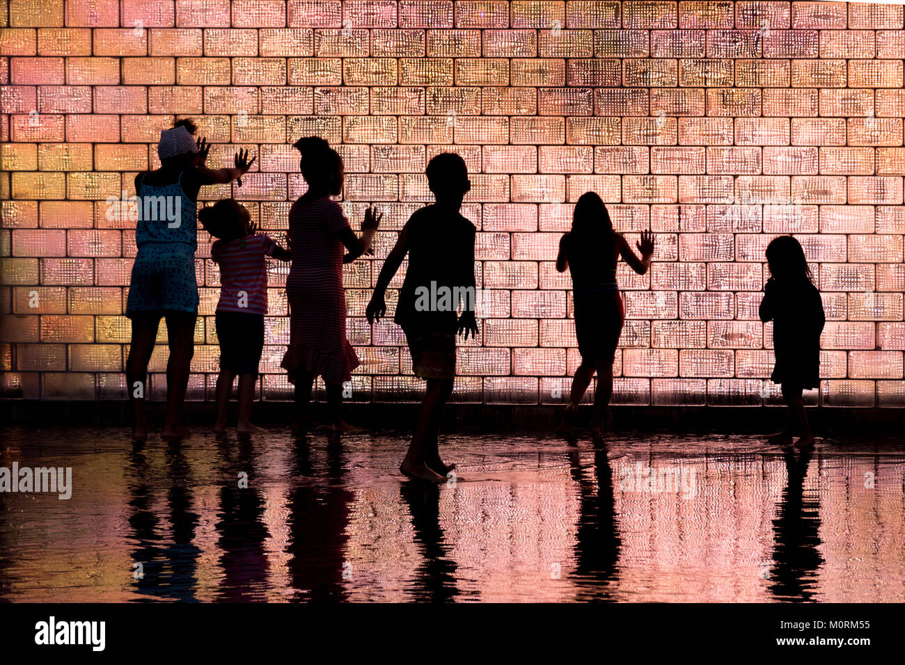 Bambini che giocano nella fontana di corona, Millenium Park di Chicago Foto Stock