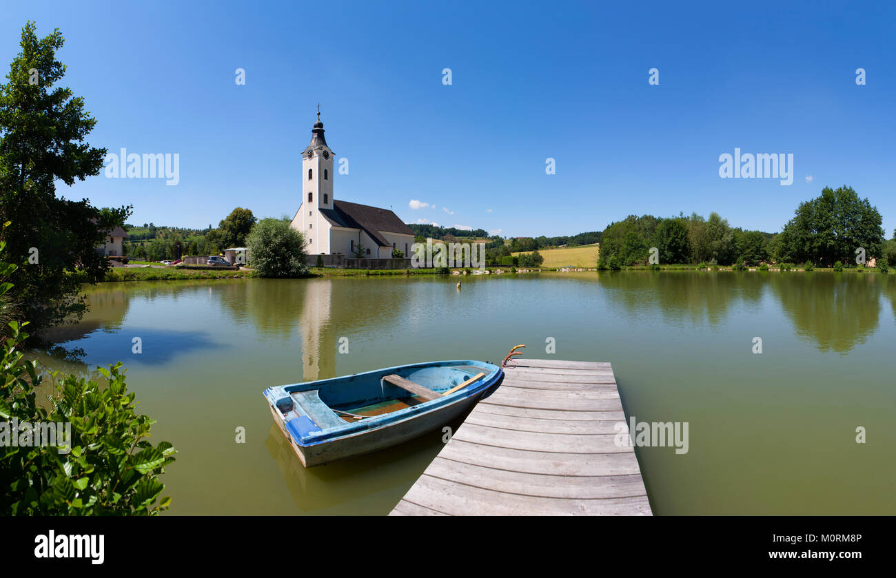 Austria, Austria superiore, Hausruckviertel, Bad Schallerbach, città termale, Schoenau, chiesa parrocchiale a lago Foto Stock