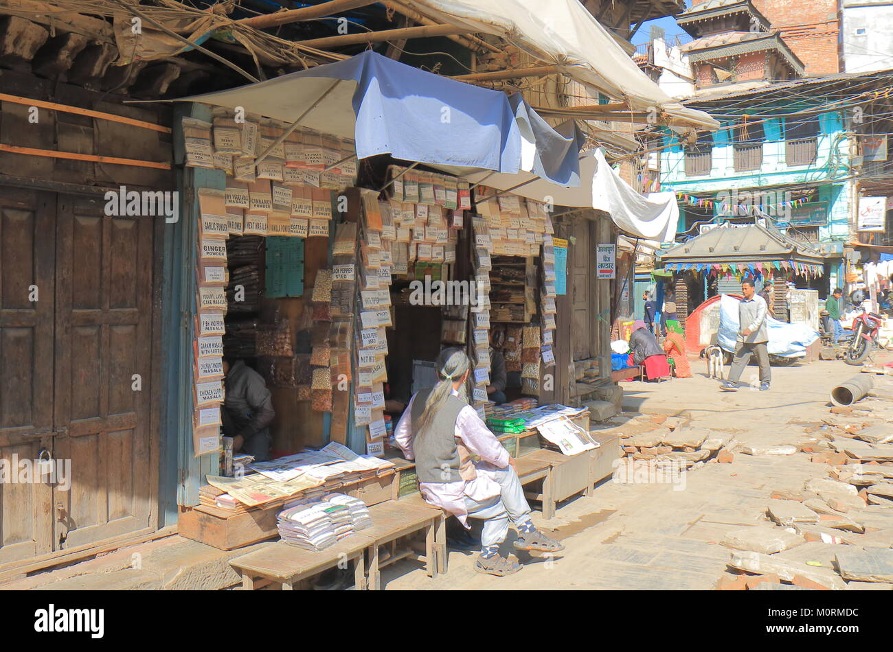 Il nepalese uomo vende spice Siddhidas Marg Old Street di Kathmandu in Nepal. Foto Stock