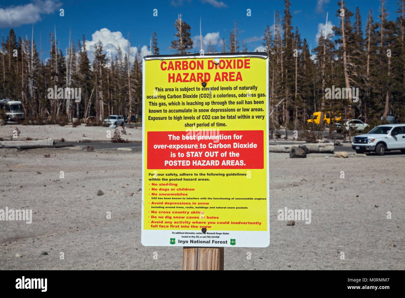 Il biossido di carbonio Area di Pericolo cartello segnaletico. Gli alberi morti intorno al lago a ferro di cavallo. Superiore al normale delle concentrazioni di CO2 sono responsabili per l'uccisione di circa Foto Stock