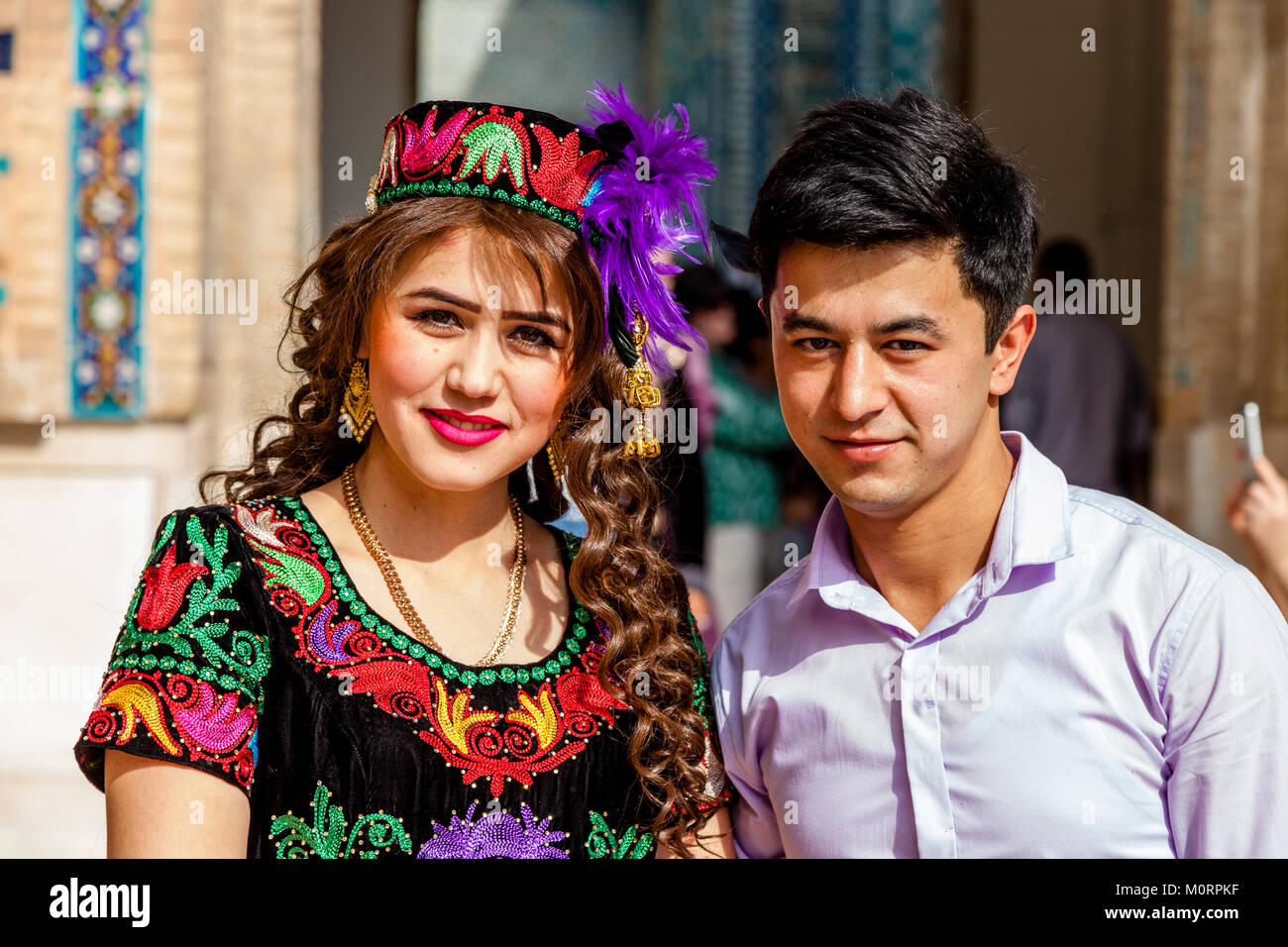 Un attraente Uzbek giovane con la donna in costume tradizionale posano per una foto di Shah-i-Zinda Mausoleo complessa, Samarcanda, Uzbekista Foto Stock